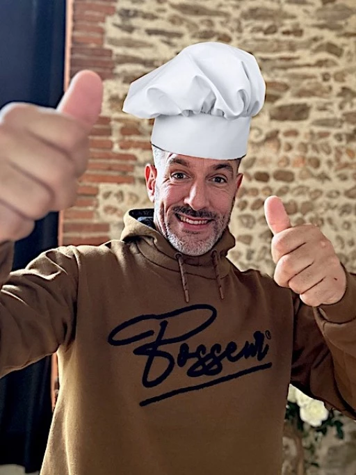 Yann Cardona avec une toque de cuisinier