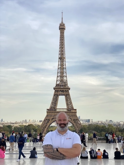 Adrien devant la tour Eiffel