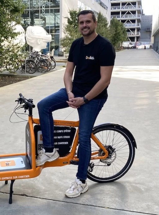 Julien sur son vélo cargo dooitch