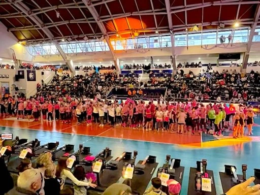 Groupe de femmes dans un gymnase pour le challenge avirose